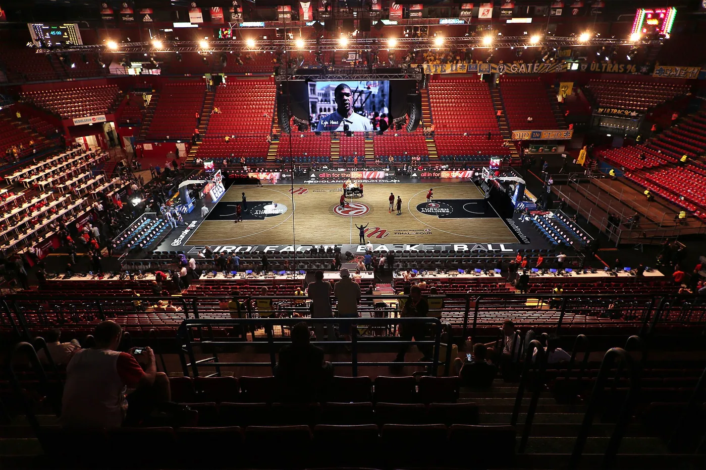 Andare a vedere una partita di basket in Italia: biglietti, curva, riti